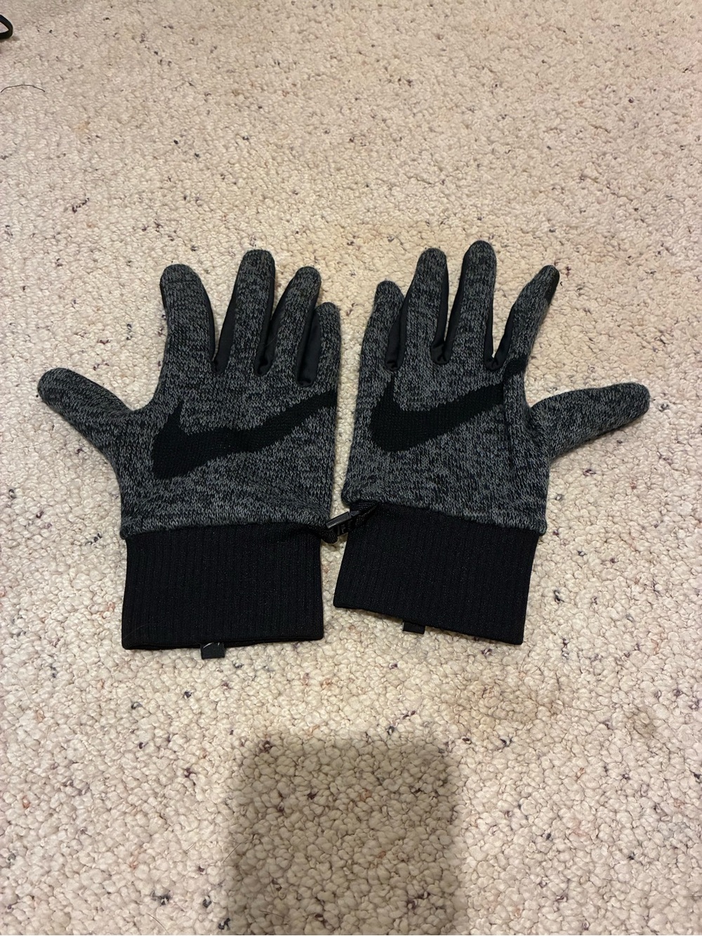 Nike big kids Black/Grey Knit Tech Gloves